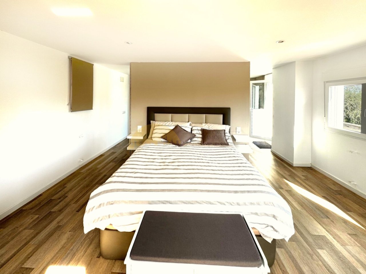 Dormitorio principal con vestidor, baño en suite y ventanas grandes Dormitorio principal con vestidor, baño en suite y ventanas grandes