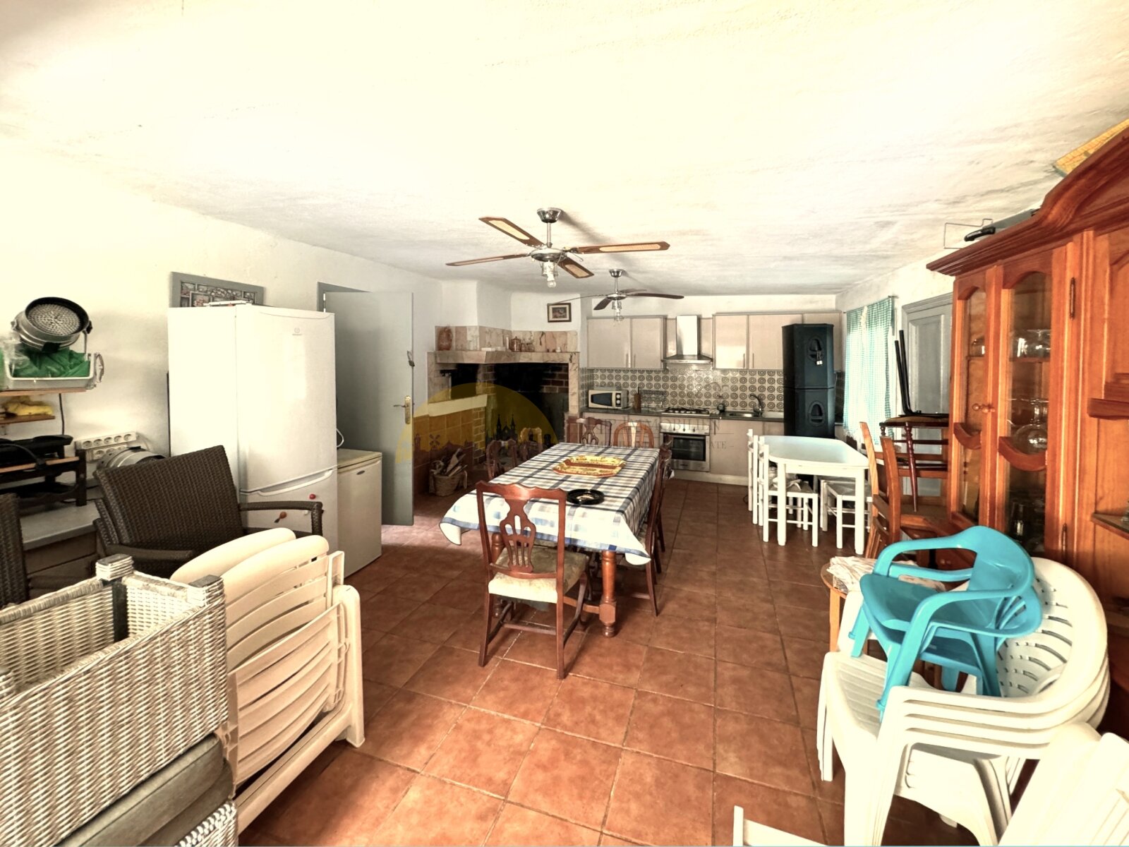 Cocina abierta con comedor central, chimenea integrada y transiciones fluidas hacia las áreas de vivienda y terrazas Cocina abierta con comedor central, chimenea integrada y transiciones fluidas hacia las áreas de vivienda y terrazas