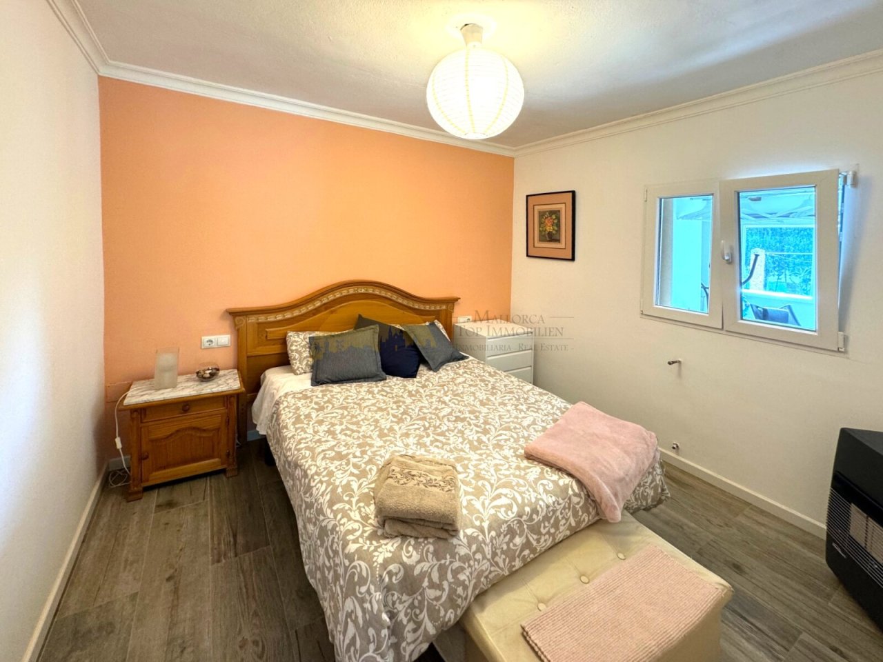 Dormitorio luminoso con ventanas grandes, diseño de techo de alta calidad y distribución práctica Dormitorio luminoso con ventanas grandes, diseño de techo de alta calidad y distribución práctica