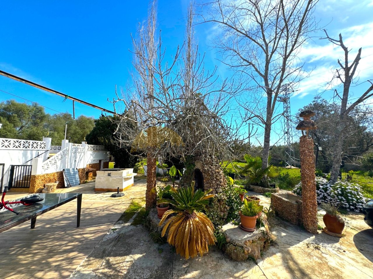 Instalación de terraza con sombra natural, superficie de suelo pavimentada e integración armoniosa en el jardín Instalación de terraza con sombra natural, superficie de suelo pavimentada e integración armoniosa en el jardín