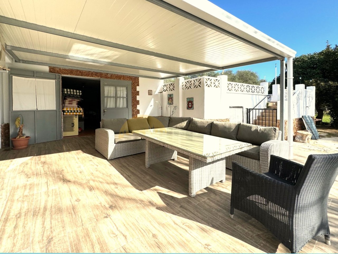 Terraza cubierta con uso inteligente del espacio y sistema de sombreado moderno Terraza cubierta con uso inteligente del espacio y sistema de sombreado moderno