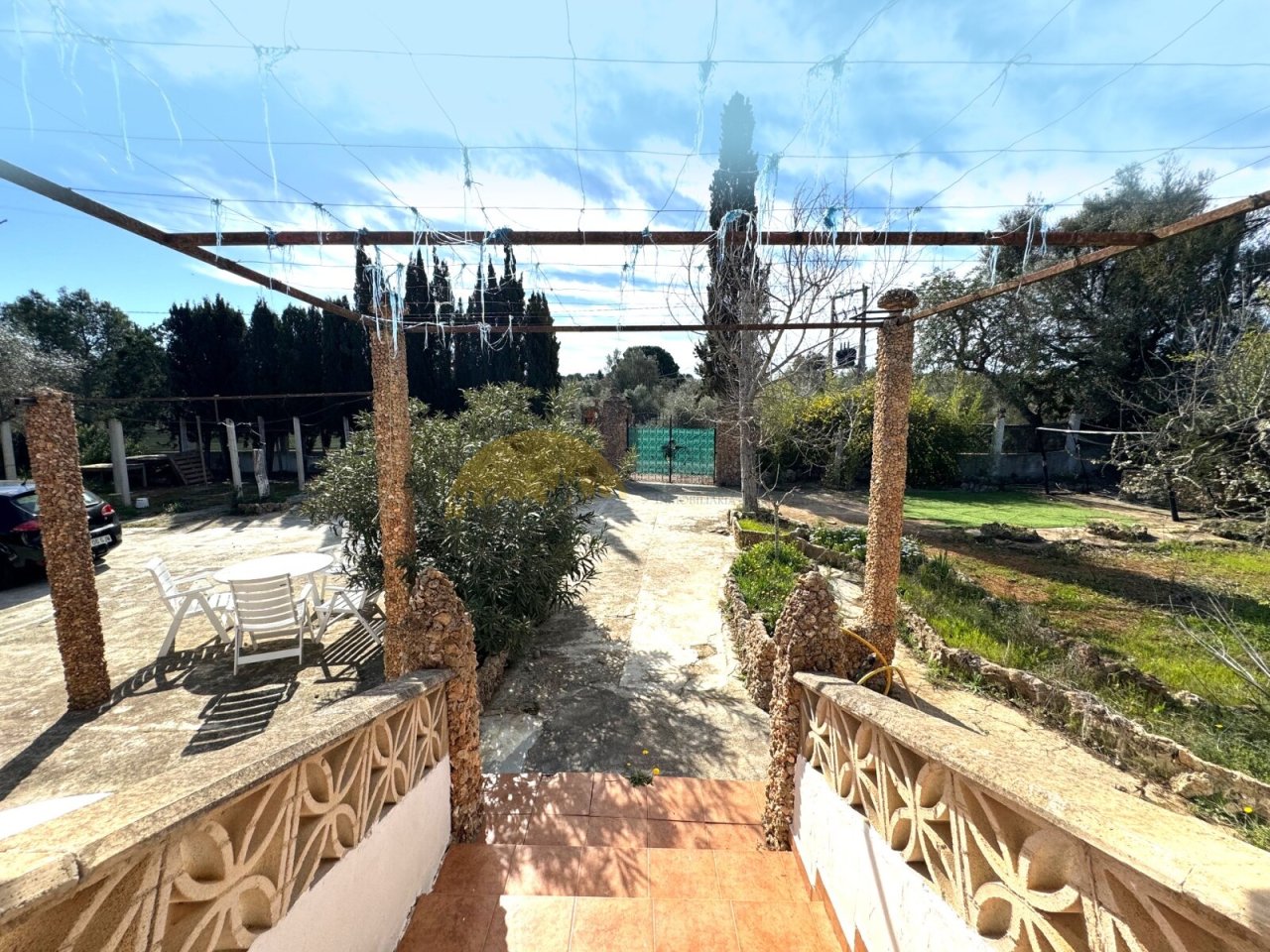 Pérgola cubierta con enrejados y un concepto de caminos estructurados hacia el jardín Pérgola cubierta con enrejados y un concepto de caminos estructurados hacia el jardín
