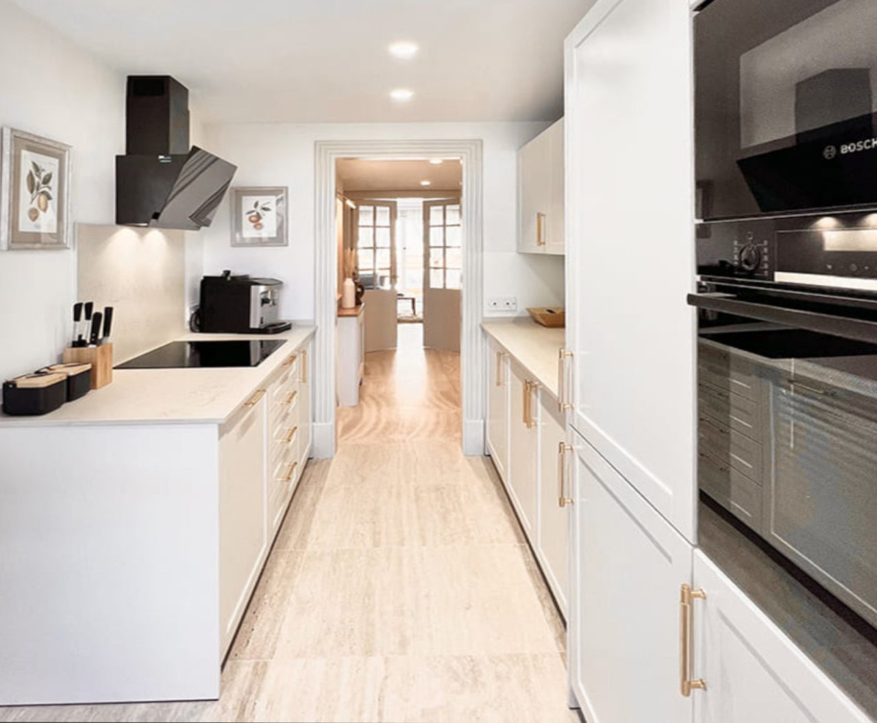 Cocina moderna de galeras con equipamiento Bosch de alta calidad y flujos de trabajo óptimos Cocina moderna de galeras con equipamiento Bosch de alta calidad y flujos de trabajo óptimos
