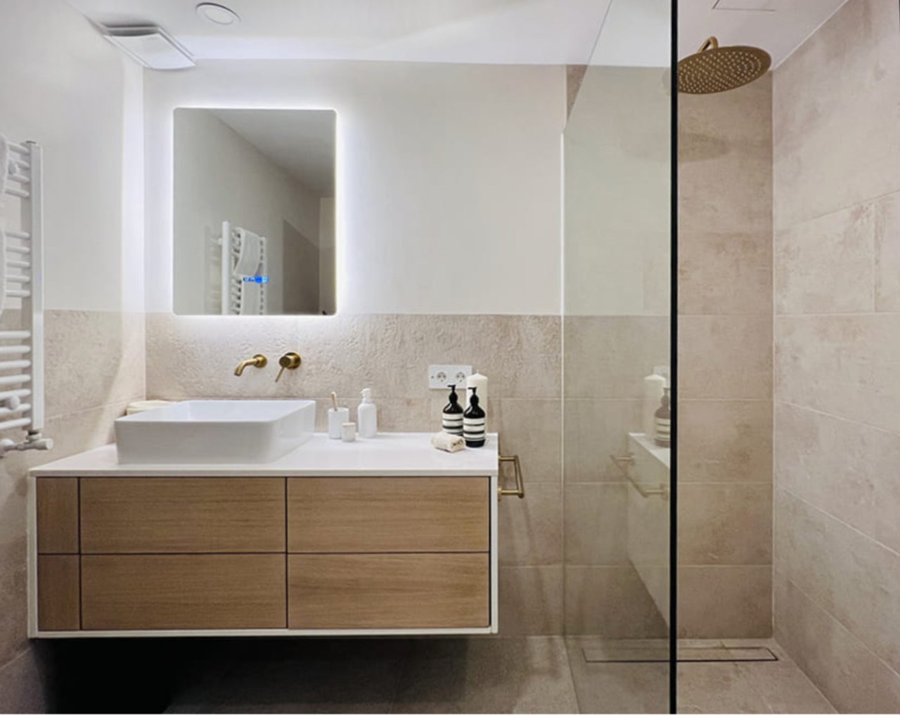Baño moderno con espejo LED y ducha a nivel del suelo Baño moderno con espejo LED y ducha a nivel del suelo