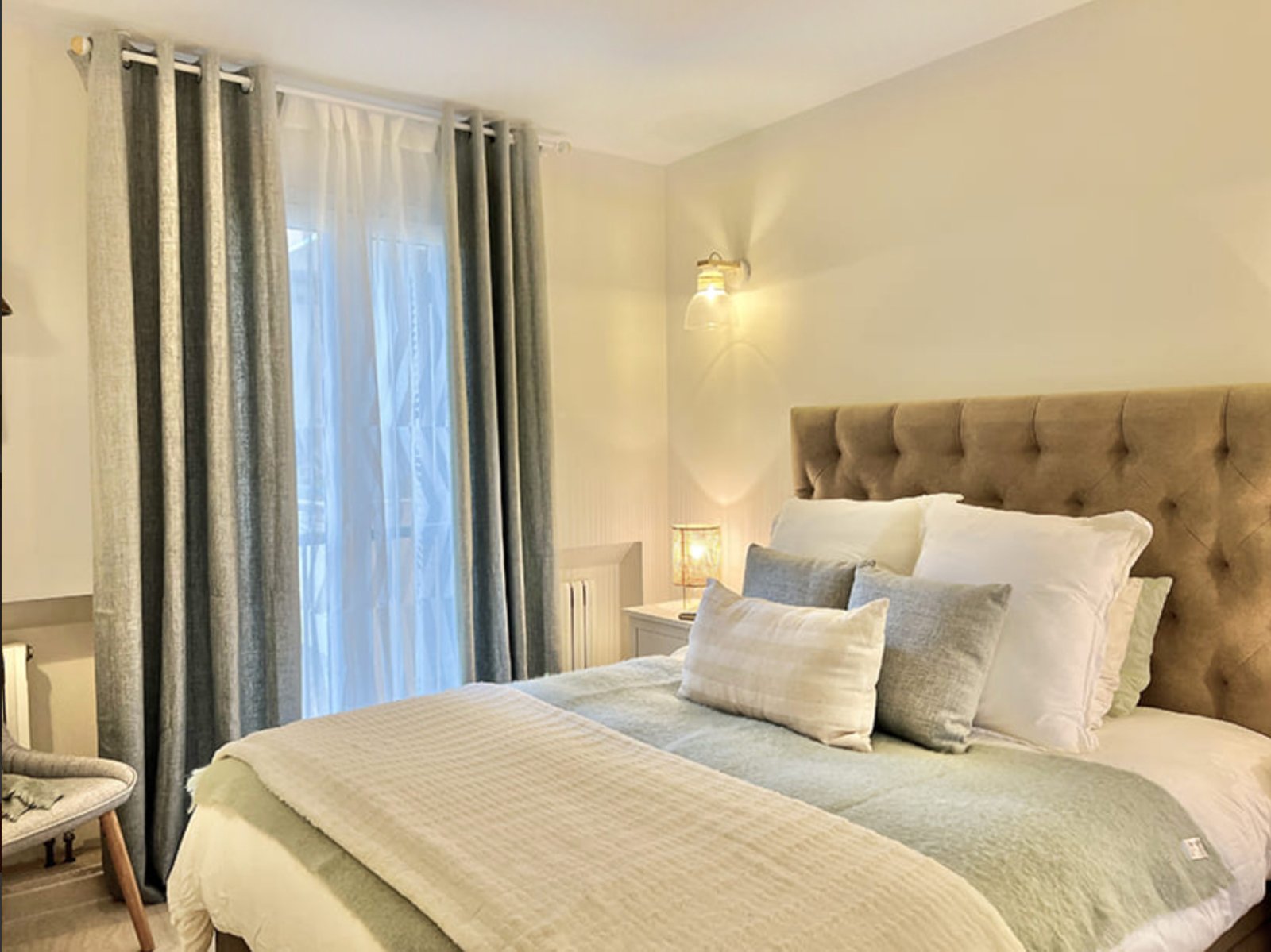Dormitorio con balcón y equipamiento de alta calidad Dormitorio con balcón y equipamiento de alta calidad