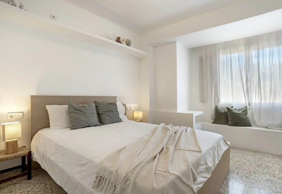 Habitación luminosa con ventanas grandes y vestidor integrado Habitación luminosa con ventanas grandes y vestidor integrado