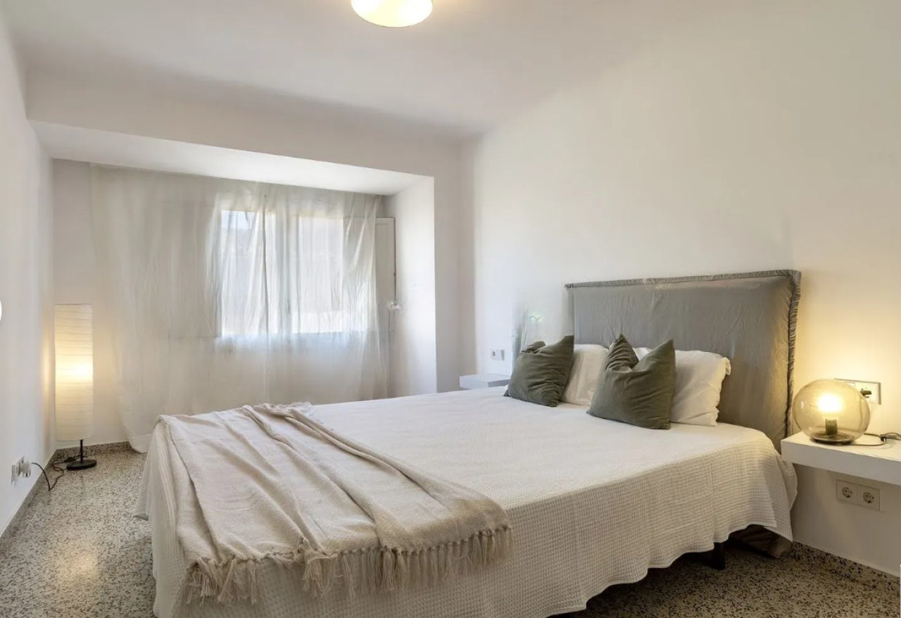 Habitación luminosa con ventanas de suelo a techo y vestidor accesible Habitación luminosa con ventanas de suelo a techo y vestidor accesible