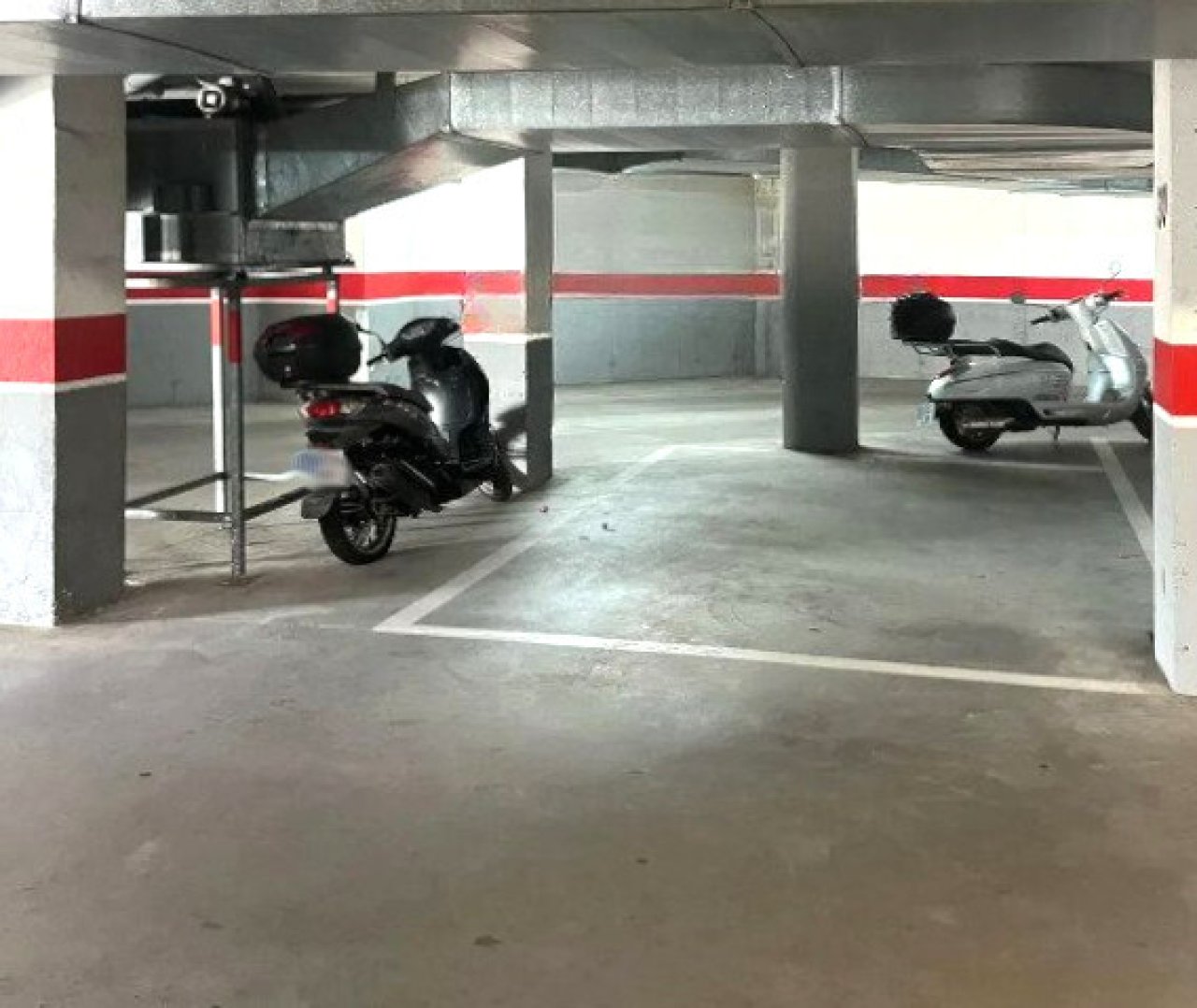 Garaje subterráneo seguro con distribución óptima de plazas y accesibilidad práctica Garaje subterráneo seguro con distribución óptima de plazas y accesibilidad práctica
