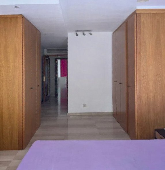 Armario vestidor accesible con distribución óptima del espacio y amplias superficies de almacenamiento Armario vestidor accesible con distribución óptima del espacio y amplias superficies de almacenamiento