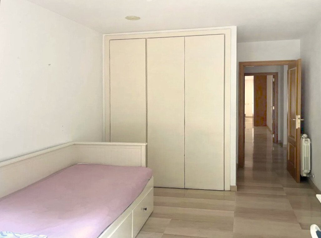 Dormitorio con armario empotrado de altura completa y solución óptima de almacenamiento Dormitorio con armario empotrado de altura completa y solución óptima de almacenamiento