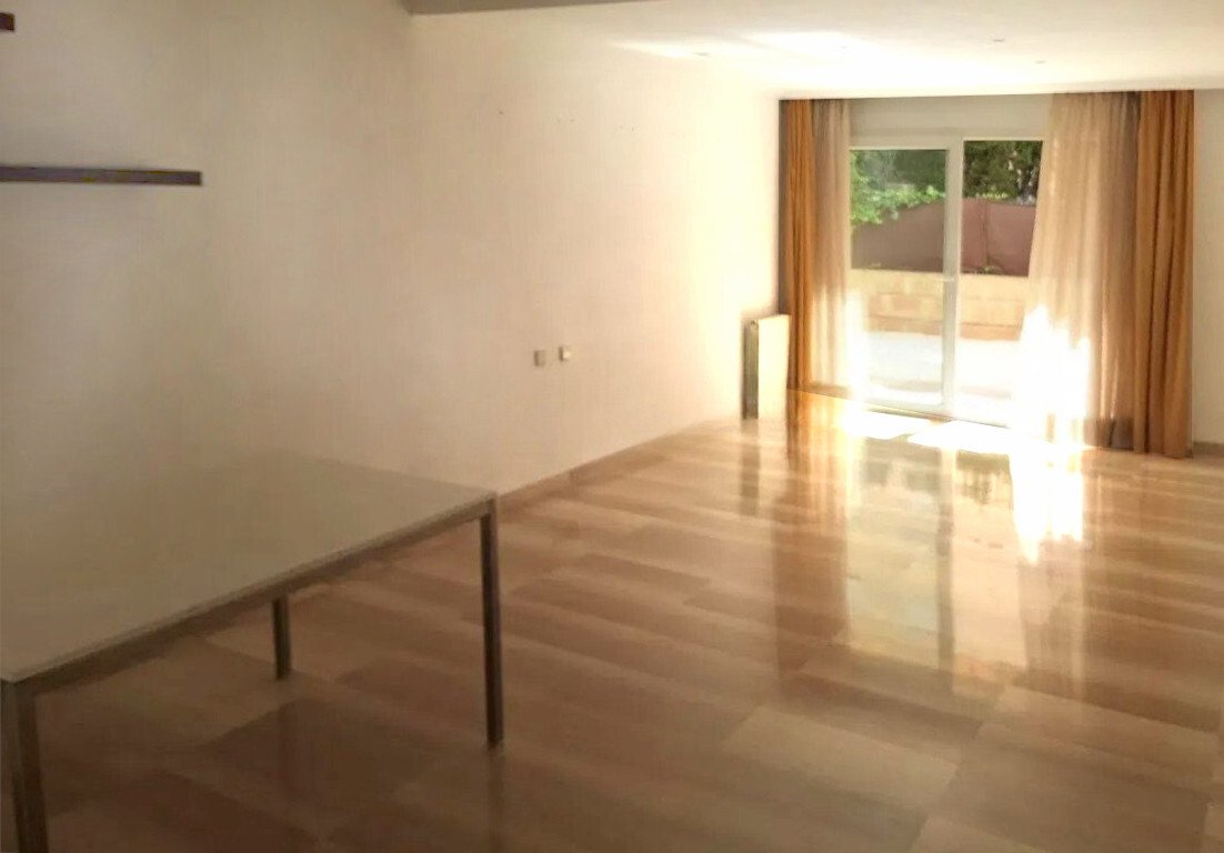 Concepto de vivienda abierto con transiciones fluidas entre espacios y conexión a la terraza Concepto de vivienda abierto con transiciones fluidas entre espacios y conexión a la terraza