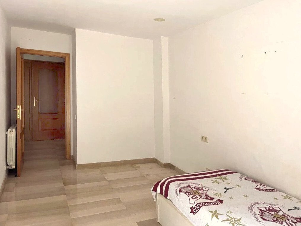 Amplio dormitorio con distribución práctica y superficies de madera de alta calidad Amplio dormitorio con distribución práctica y superficies de madera de alta calidad
