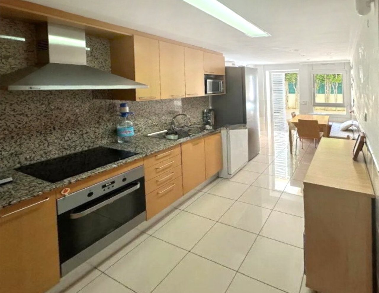 Cocina moderna con equipamiento de alta calidad y transición fluida a la zona de estar Cocina moderna con equipamiento de alta calidad y transición fluida a la zona de estar