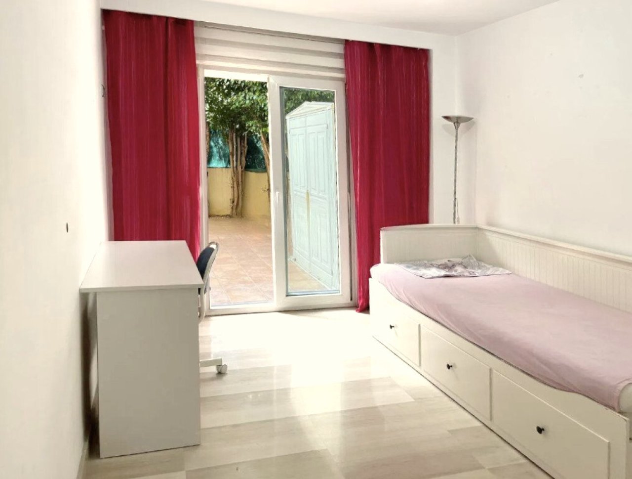 Habitación luminosa con acceso a terraza e integración inteligente de almacenamiento Habitación luminosa con acceso a terraza e integración inteligente de almacenamiento