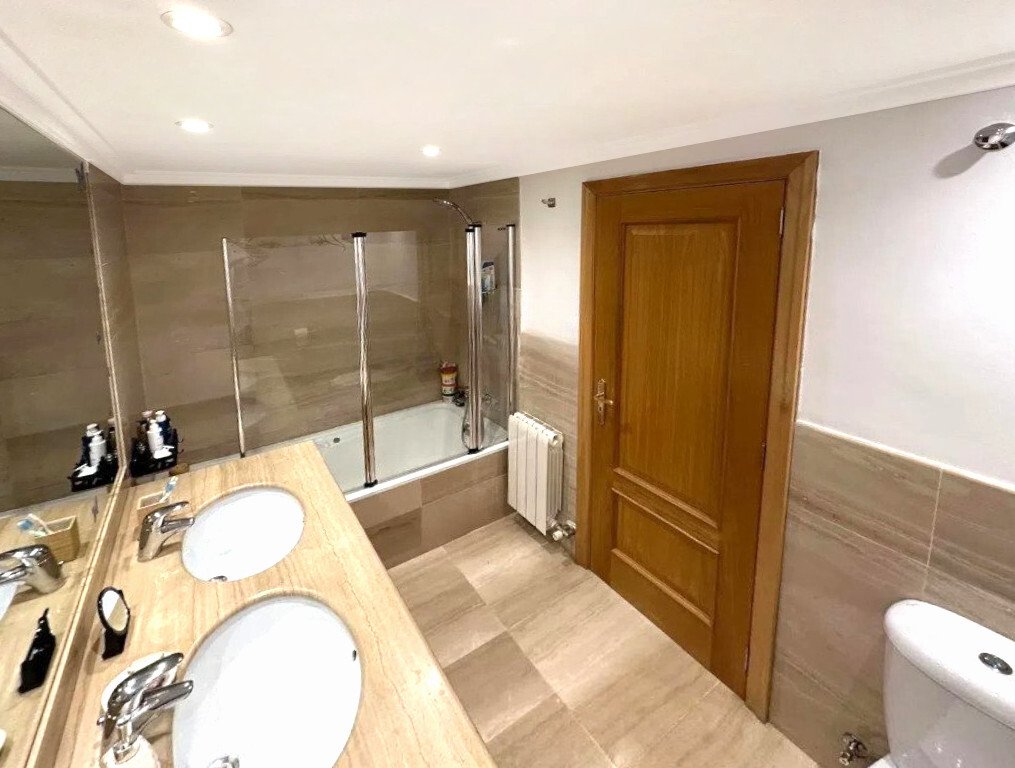 Baño moderno con doble lavabo y equipamiento de alta calidad Baño moderno con doble lavabo y equipamiento de alta calidad