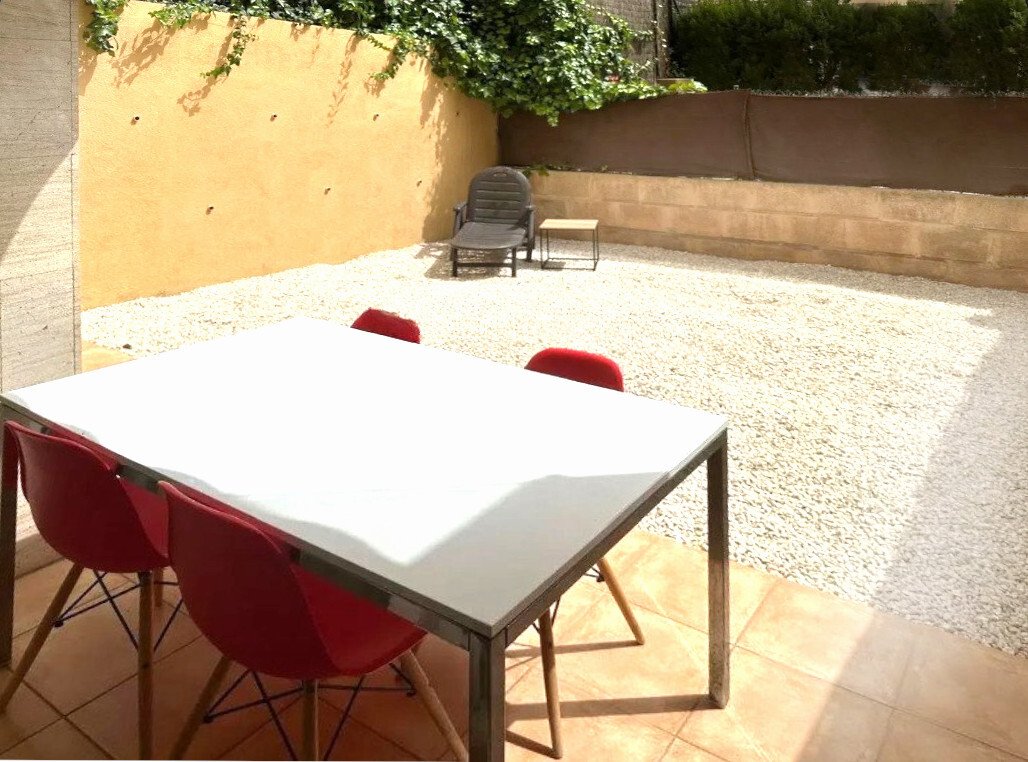 Área de terraza con múltiples posibilidades de uso y espacio exterior protegido Área de terraza con múltiples posibilidades de uso y espacio exterior protegido