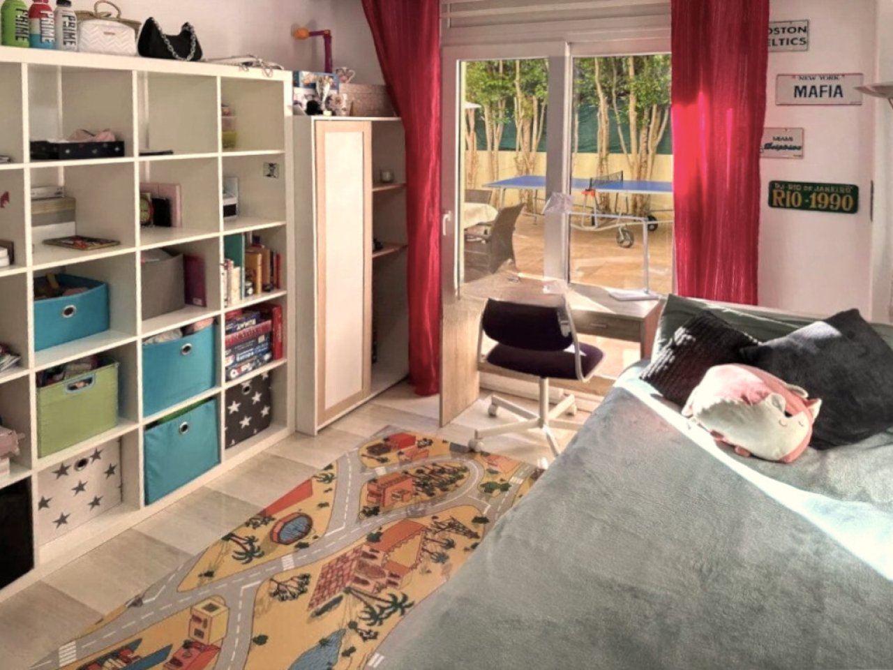 Habitación infantil con un concepto de almacenamiento bien pensado y acceso directo a la terraza Habitación infantil con un concepto de almacenamiento bien pensado y acceso directo a la terraza