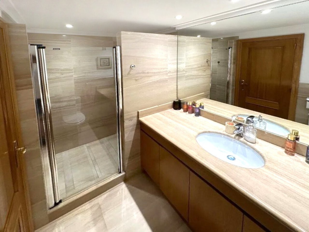 Baño lujoso con ducha a nivel del suelo y lavabo de gran tamaño Baño lujoso con ducha a nivel del suelo y lavabo de gran tamaño