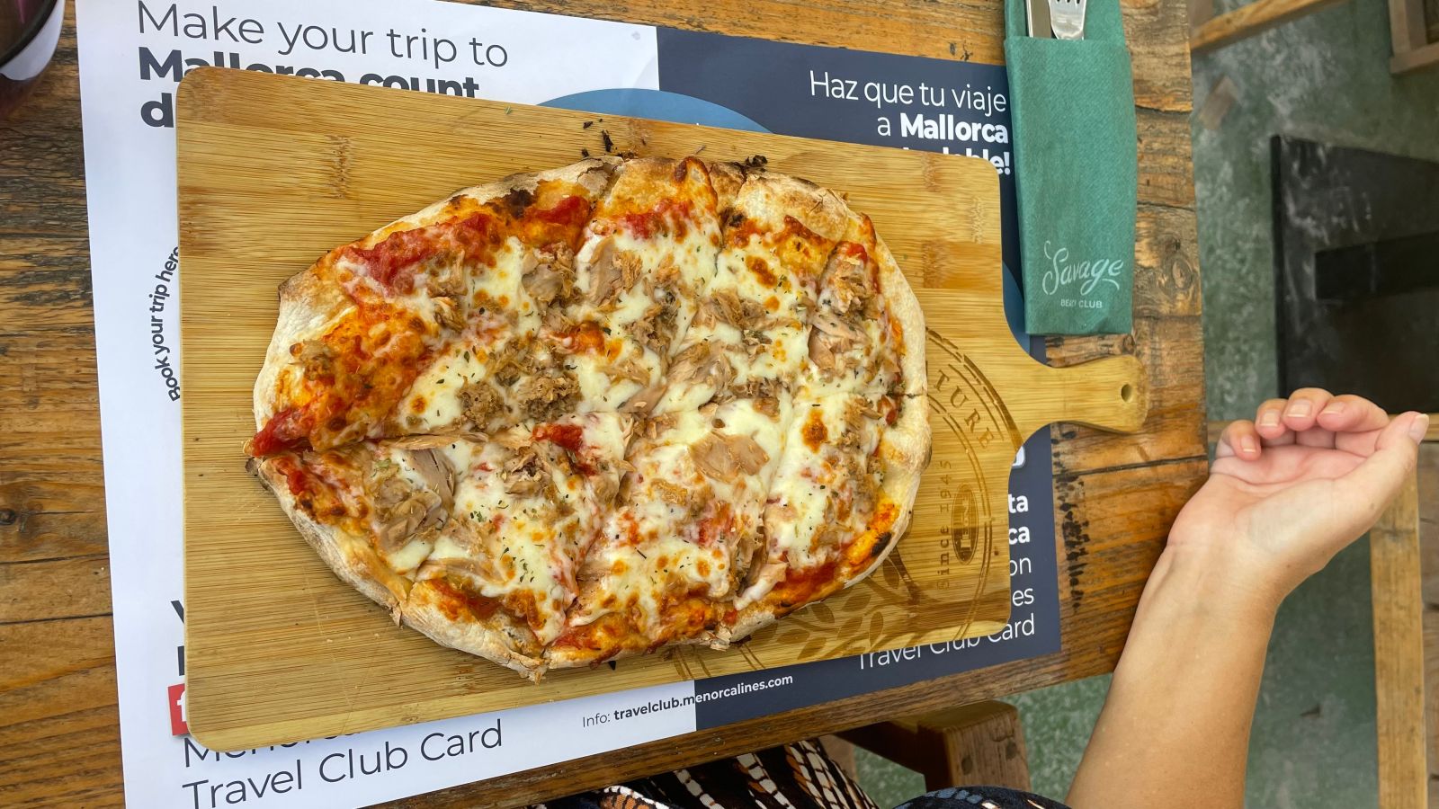 „Ein Stück vom Meer auf dem Teller – Thunfisch-Pizza in ihrer besten Form!“