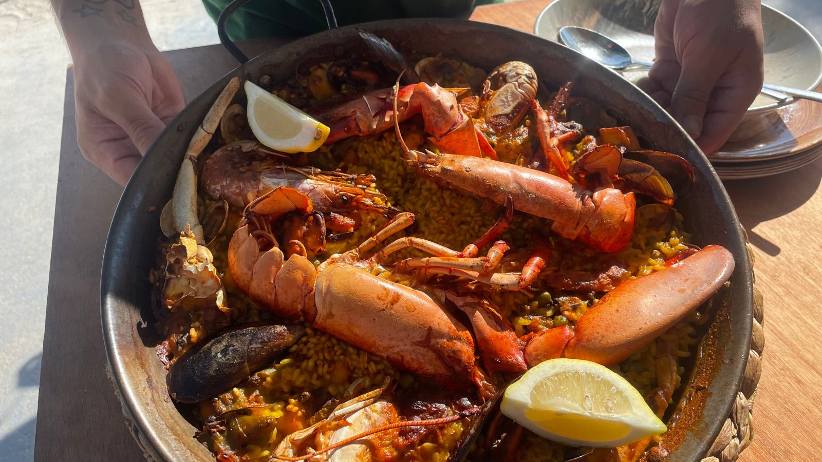 „Direkt aus der Pfanne auf den Teller – Paella-Genuss, der schöner nicht serviert werden könnte!“