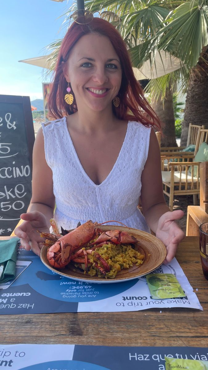 „Paella mit Hummer und einer großen Portion Sonnenschein – der perfekte Genussmoment am Meer.“