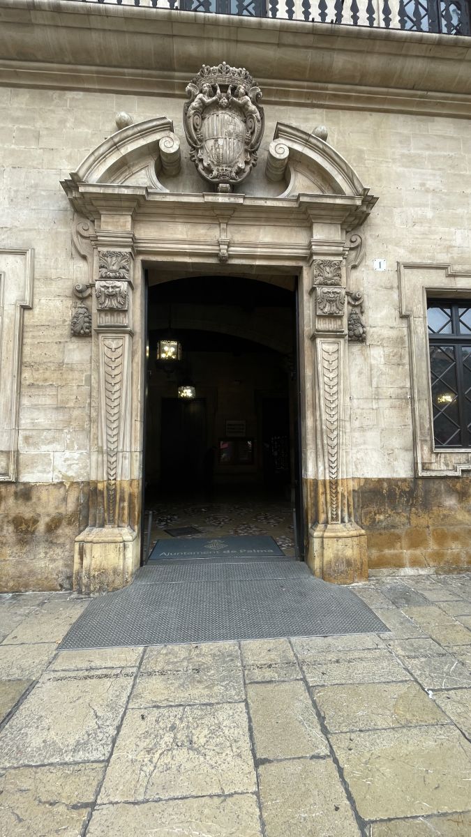 Ein Wahrzeichen mit Geschichte – das Rathaus von Palma beeindruckt mit kunstvoller Fassade