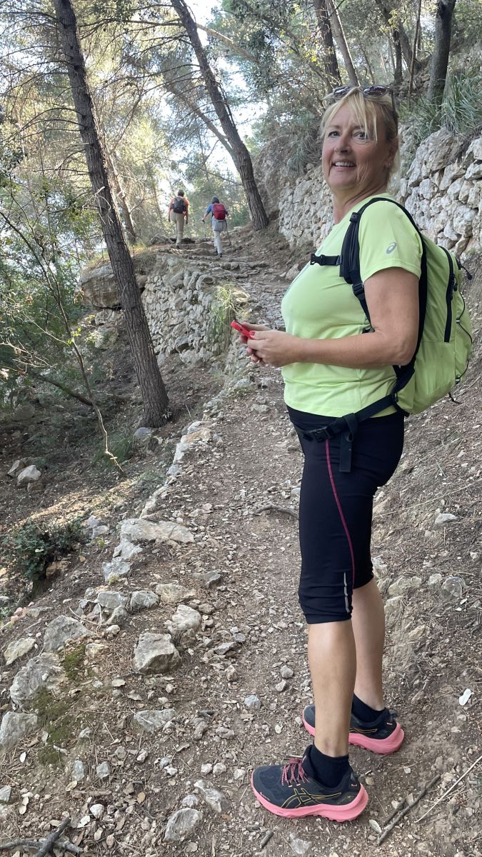 Der Wanderweg startet kurz hinter dem Parkplatz in Banyalbufar