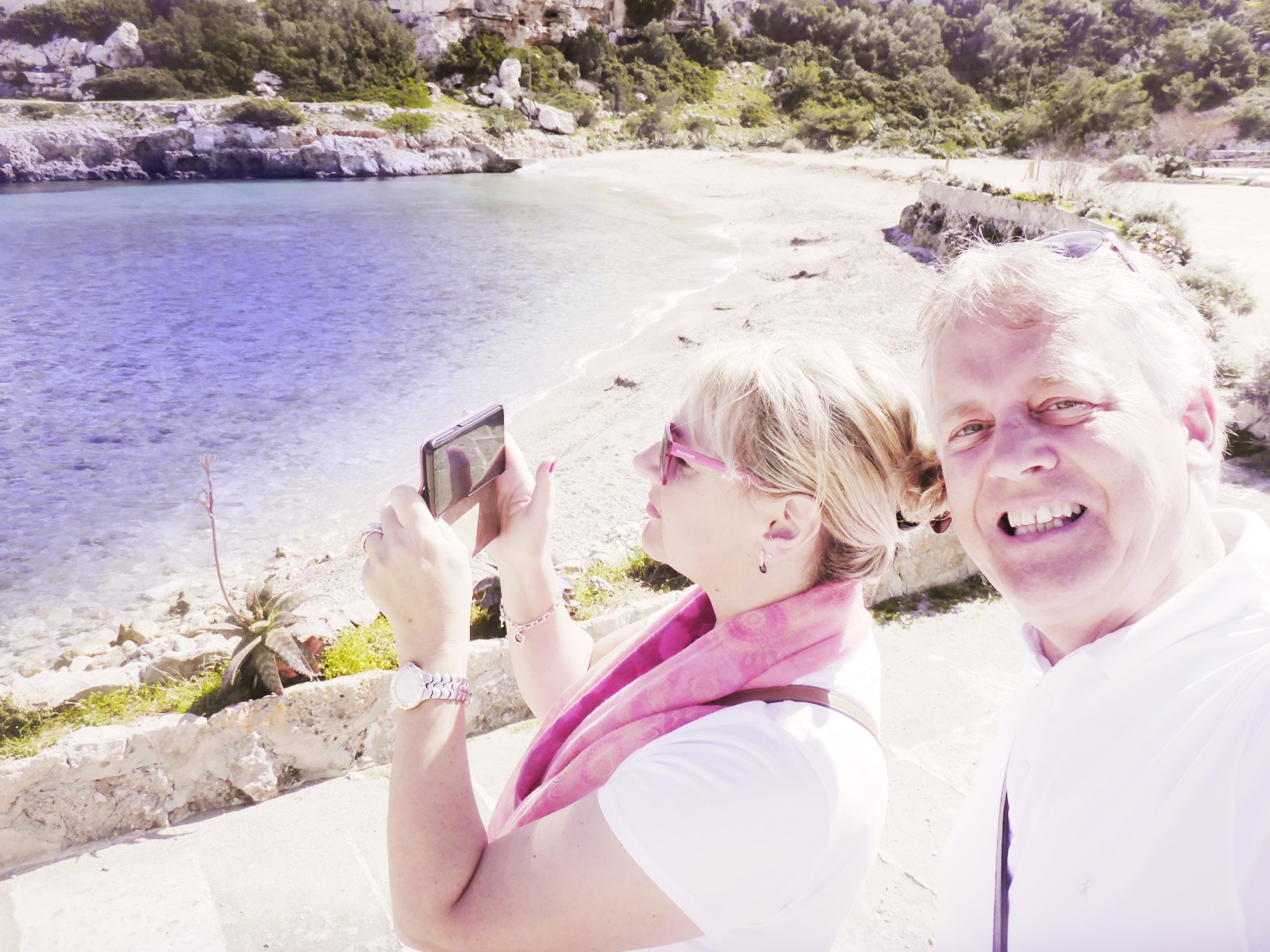 Claudia fotografiert die Cala Murada