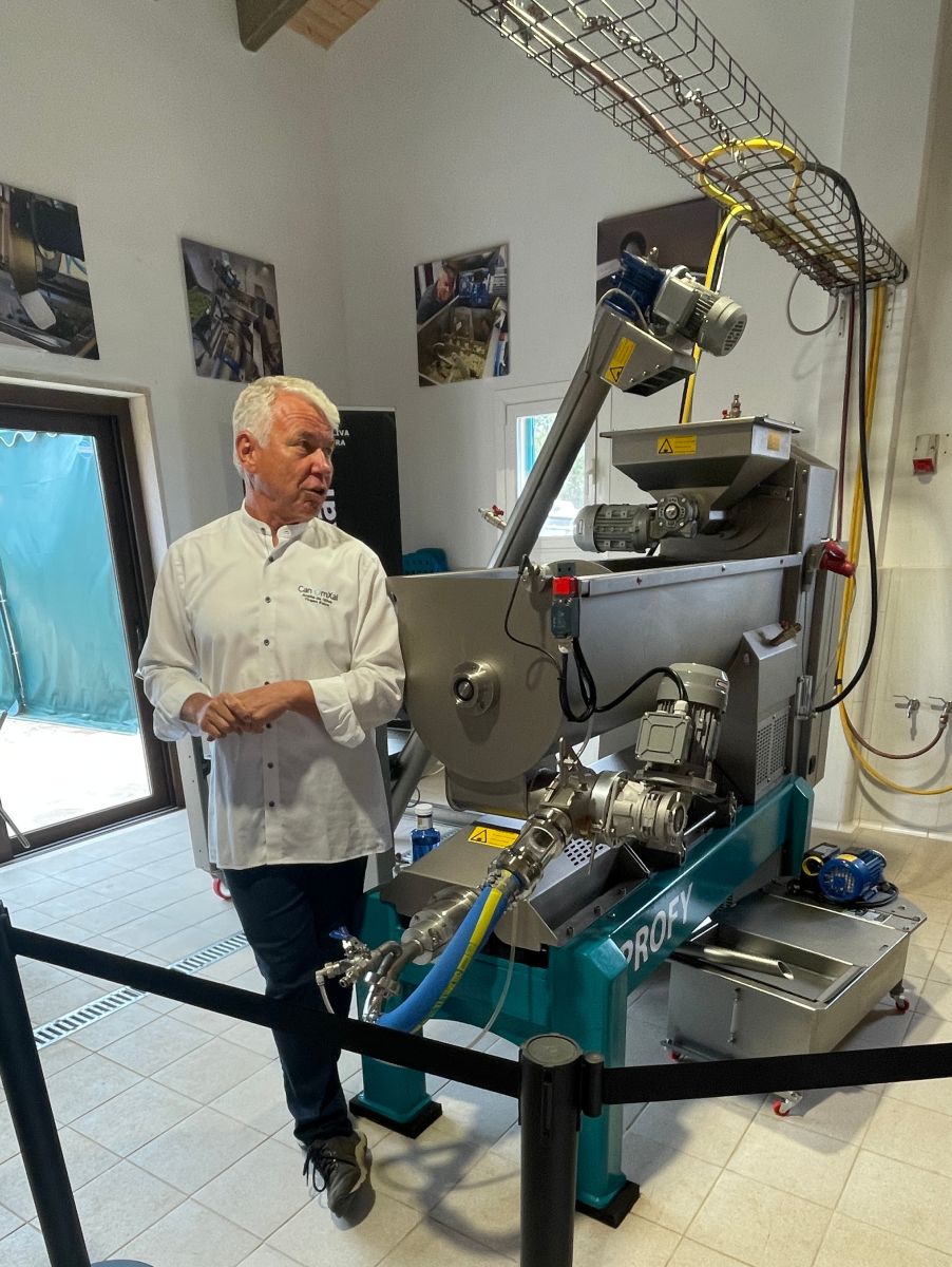 Hans Josef bei seinem Vortrag auf der Finca can Omxai