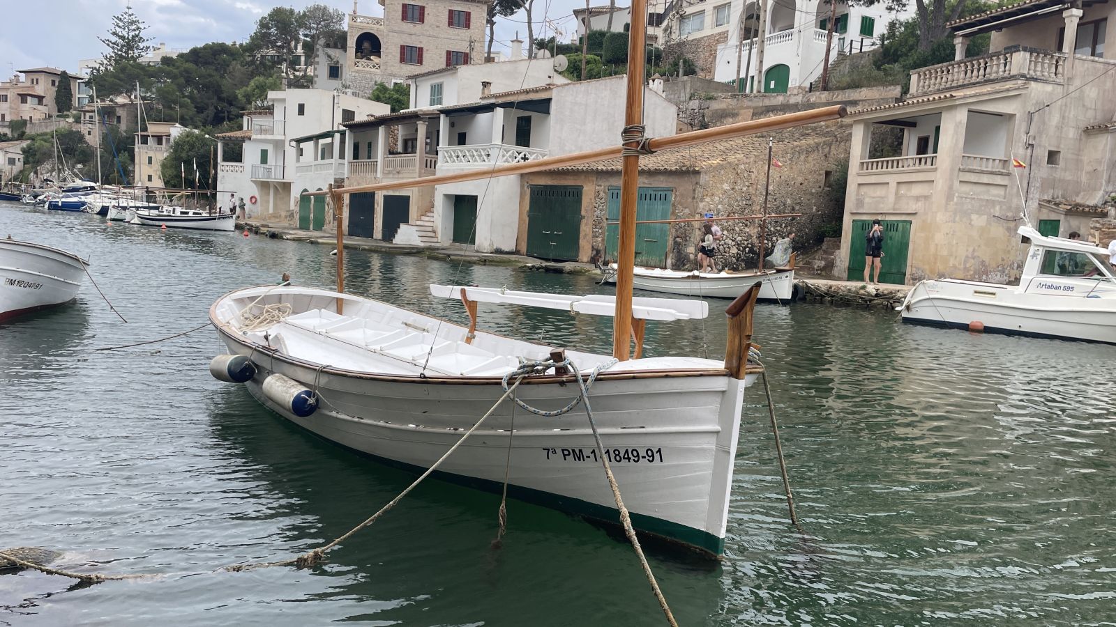 Traditionelles Holzboot im ruhigen Hafen von Cala Figuera, Mallorca