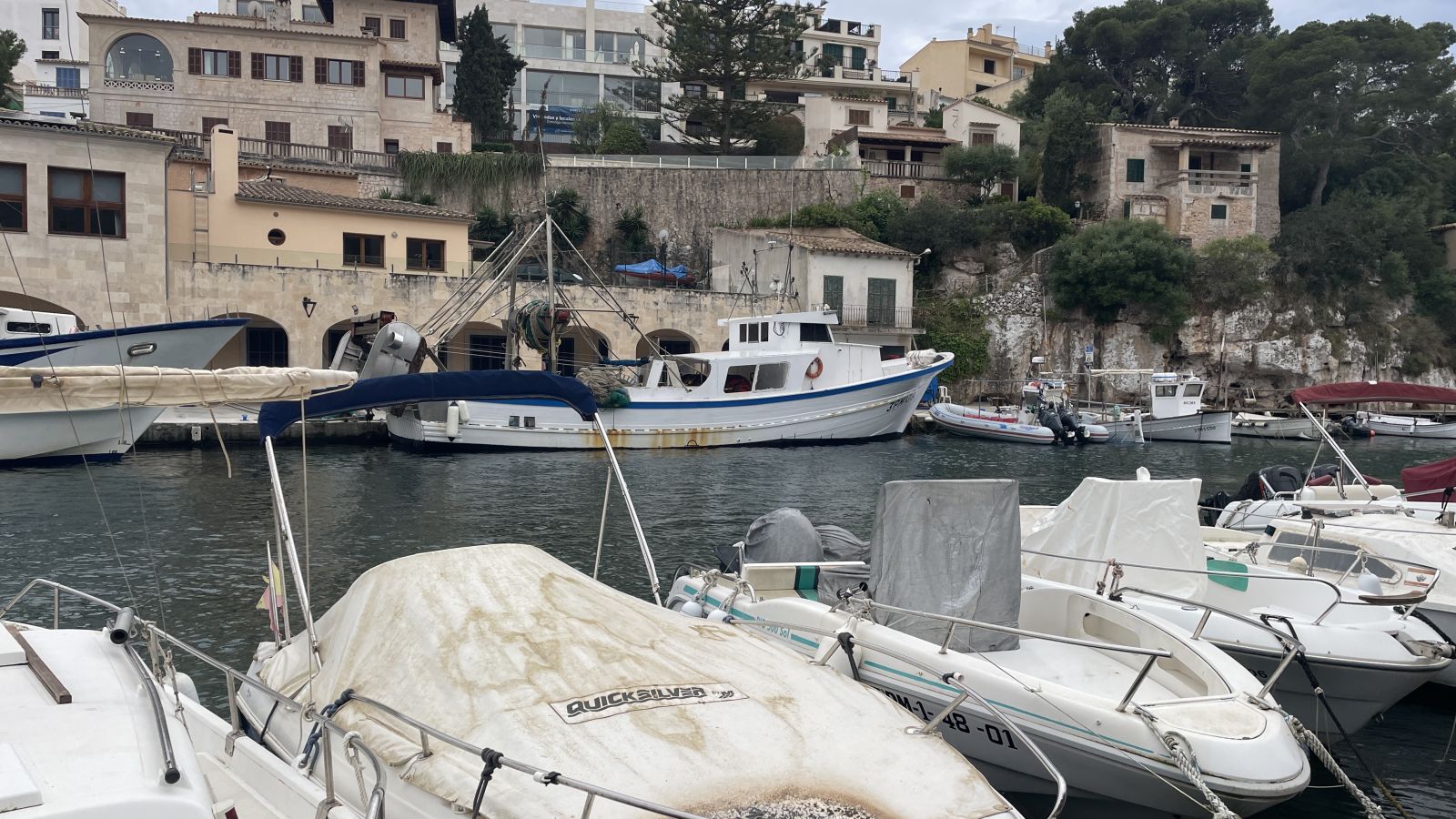 Panoramaaufnahme des kleinen Fischerhafens von Cala Figuera an der Ostküste Mallorcas