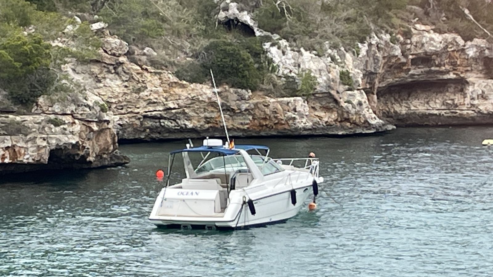 Segelboot verlässt den idyllischen Hafen von Cala Figuera auf Mallorca