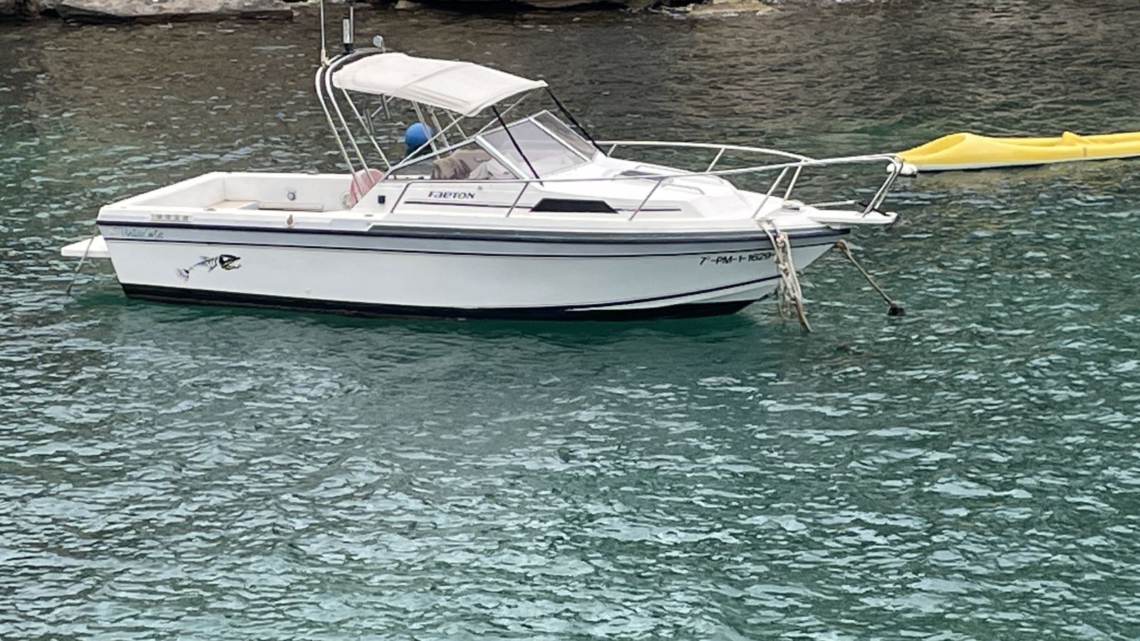 Luxuriöse Yacht vor der spektakulären Küste von Cala Figuera, Mallorca