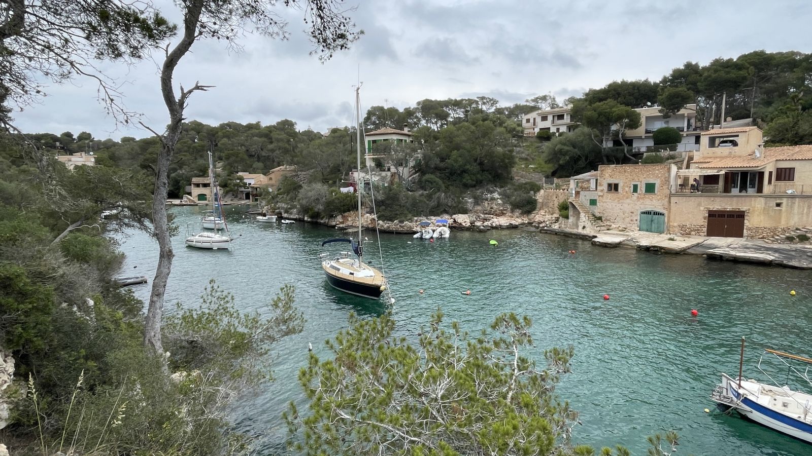 Segelboot im malerischen Hafen von Cala Figuera an der Ostküste Mallorcas