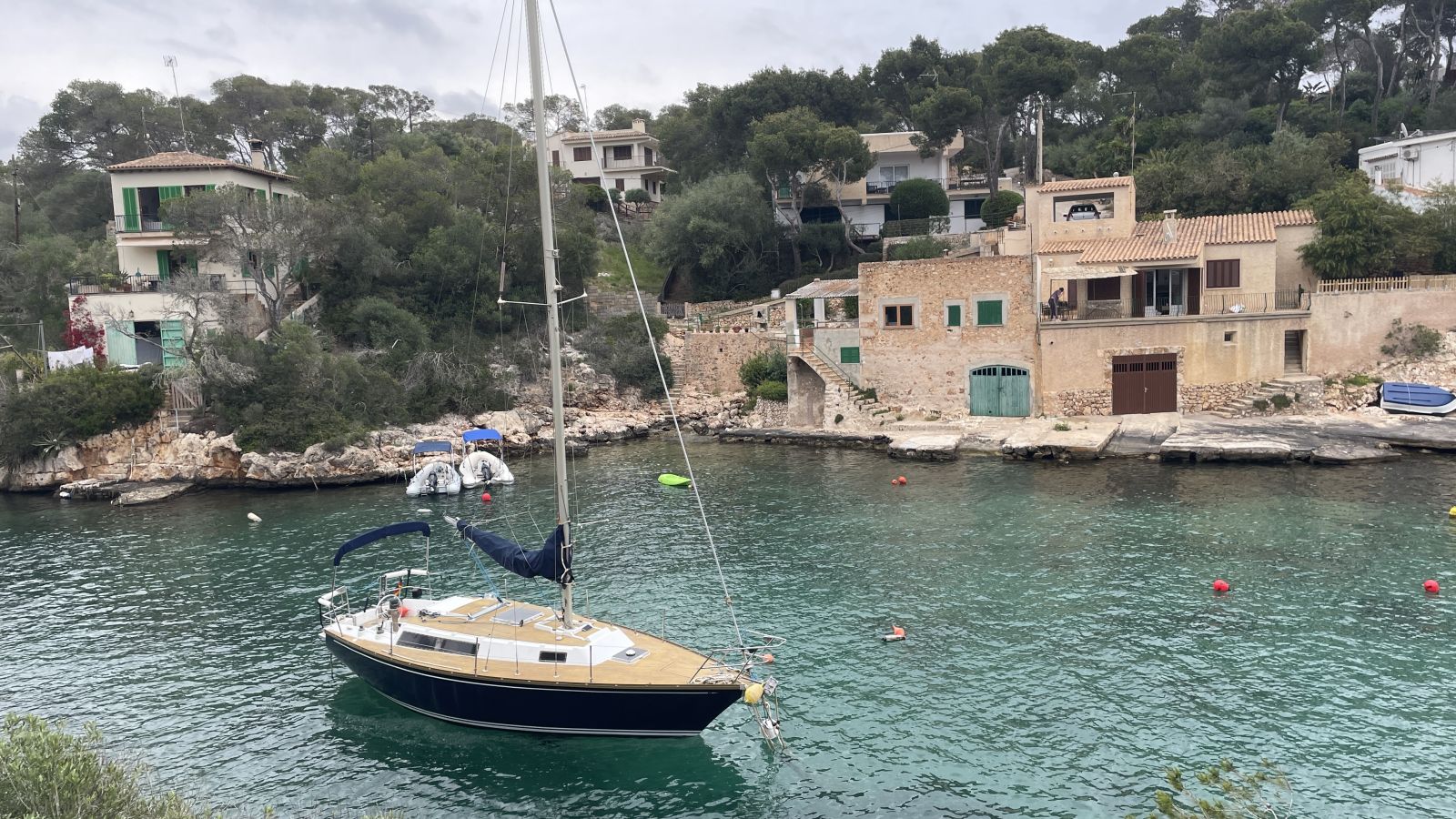 Yacht gleitet ruhig über das klare Wasser vor Cala Figuera, Mallorca