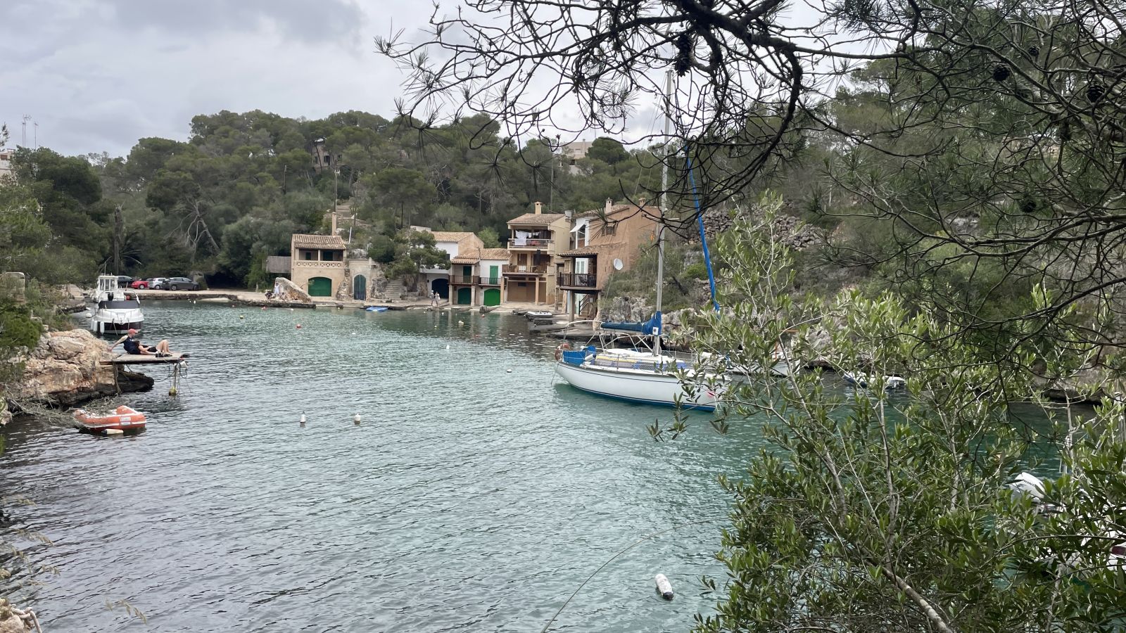 Malerischer Hafen von Cala Figuera mit Booten und historischen Fischerhäusern