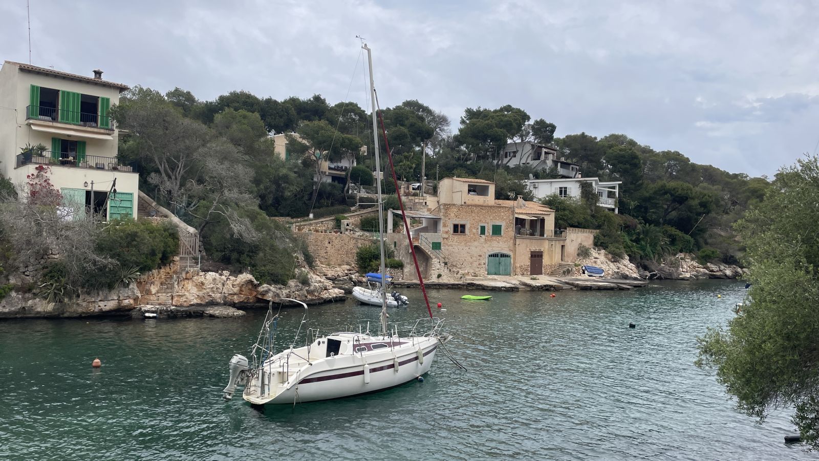 Elegantes Segelboot sicher im Hafen von Cala Figuera, Mallorca