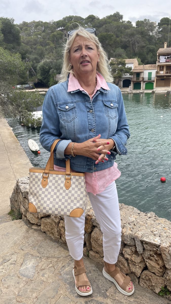 Claudia genießt den malerischen Hafen von Cala Figuera
