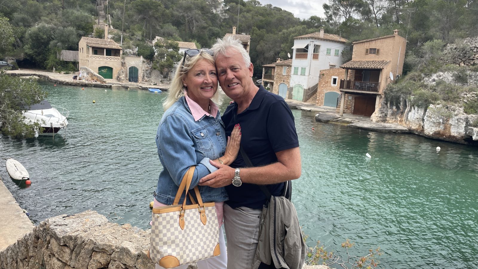 Immobilienmakler Axel und Claudia genießen den Spaziergang am Hafen von Cala Figuera