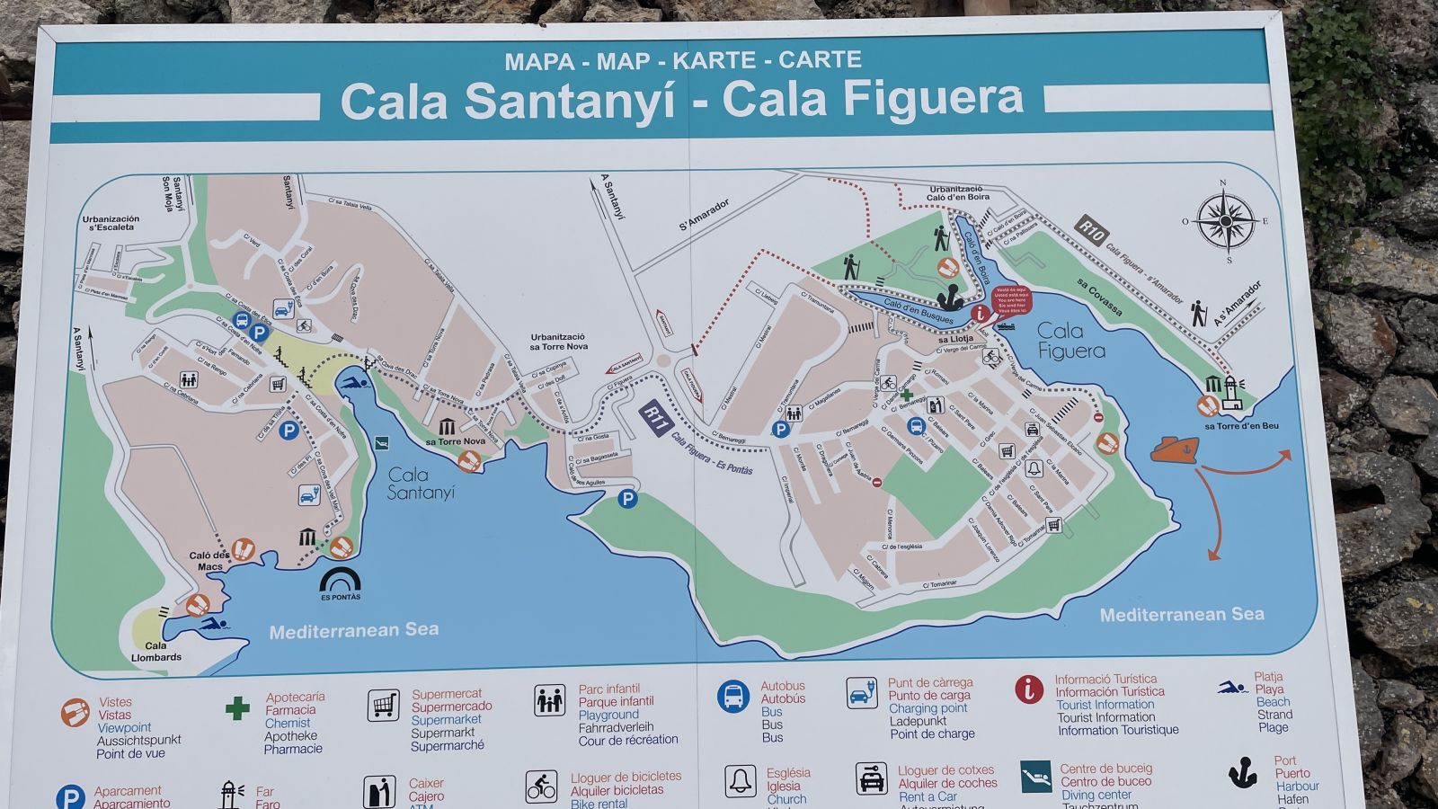 Übersichtskarte mit Wegweiser zu Cala Santanyí und Cala Figuera, beliebten Orten auf Mallorca
