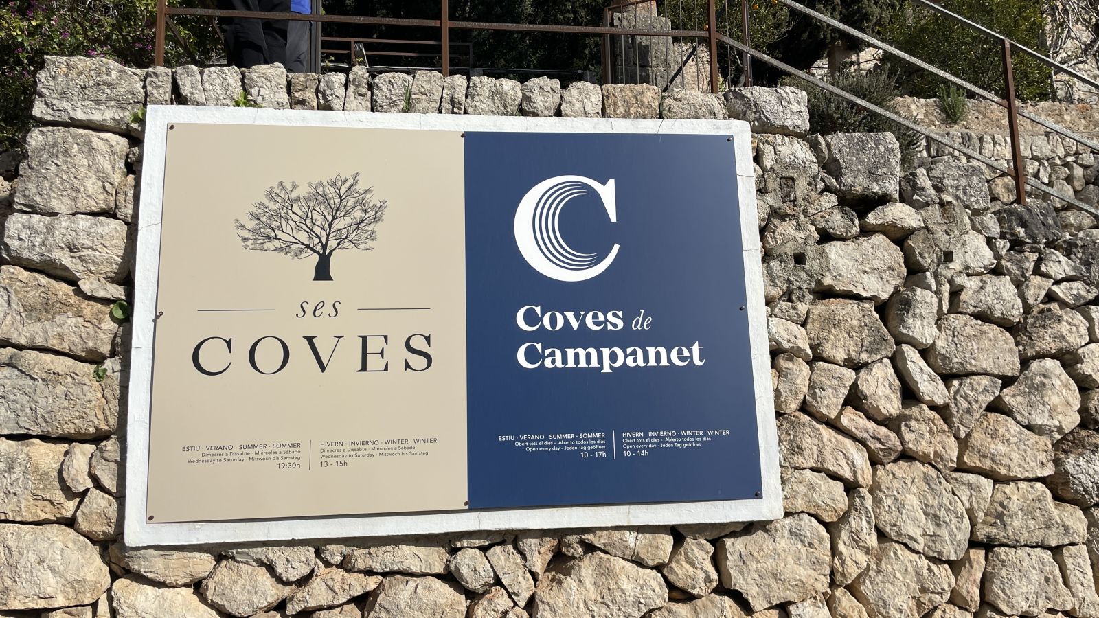 Schild am Eingang von Coves de Campanet