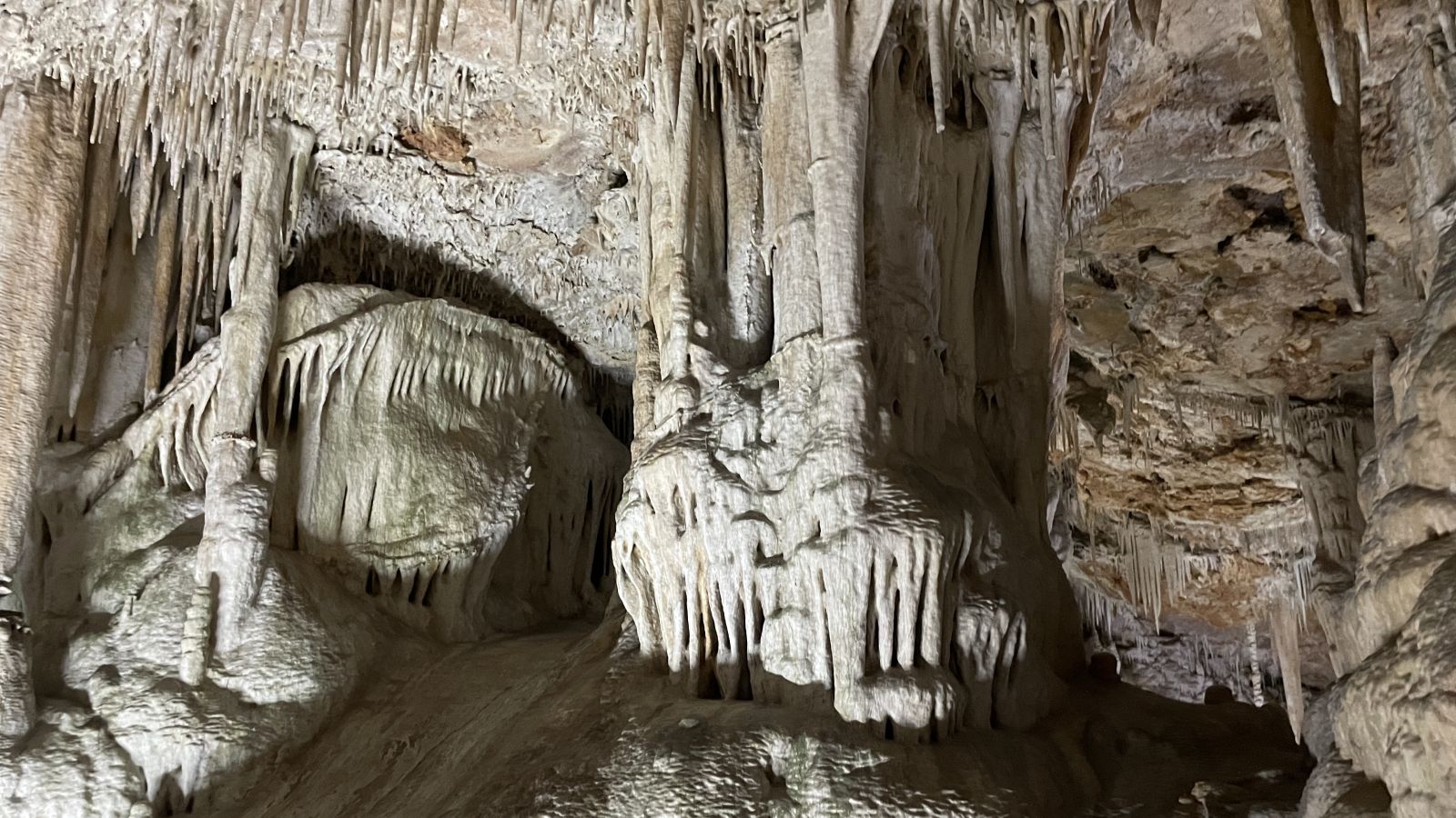 Stalaktiten und Stalagmiten formen eine beeindruckende Kulisse tief im Inneren der Insel