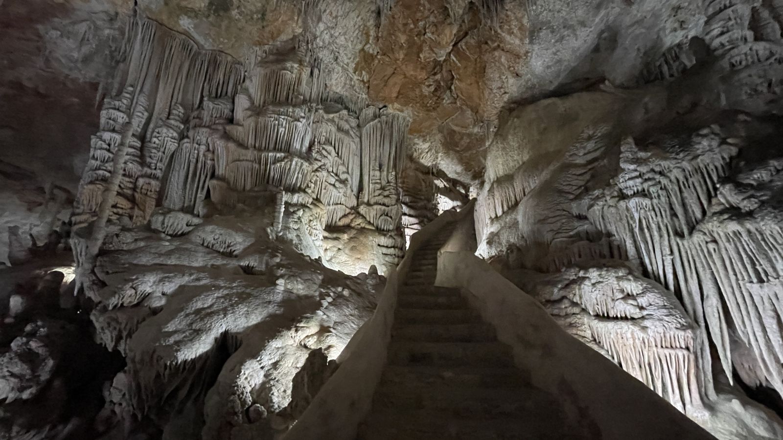 Einzigartige Akustik und natürliche Schönheit – Natur trifft auf Klang in den Höhlen von Campanet