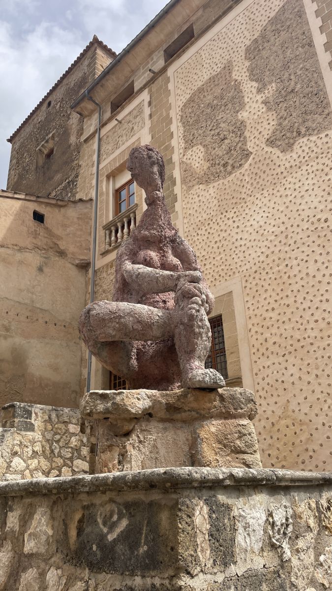Bronzeskulptur einer alten Frau in Pollença, Mallorca.