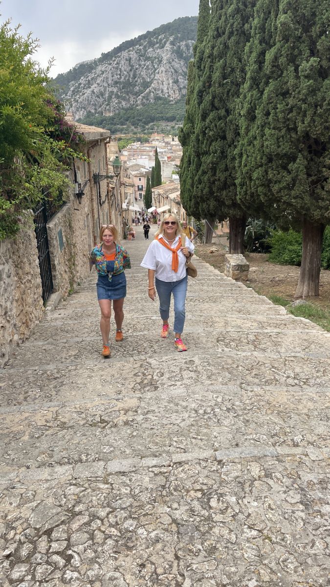 Claudia und Illona mit Panoramablick über Pollença vom Kalvarienberg.