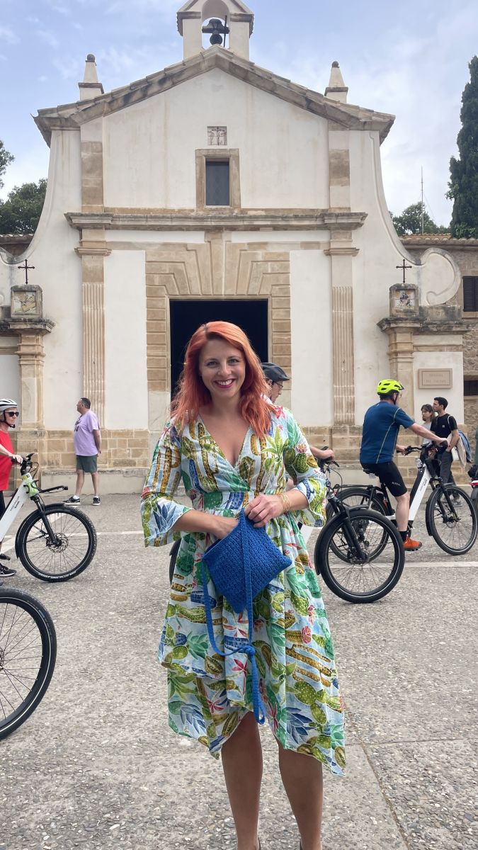 Ramona steht vor der barocken Kapelle auf dem Kalvarienberg in Pollença.