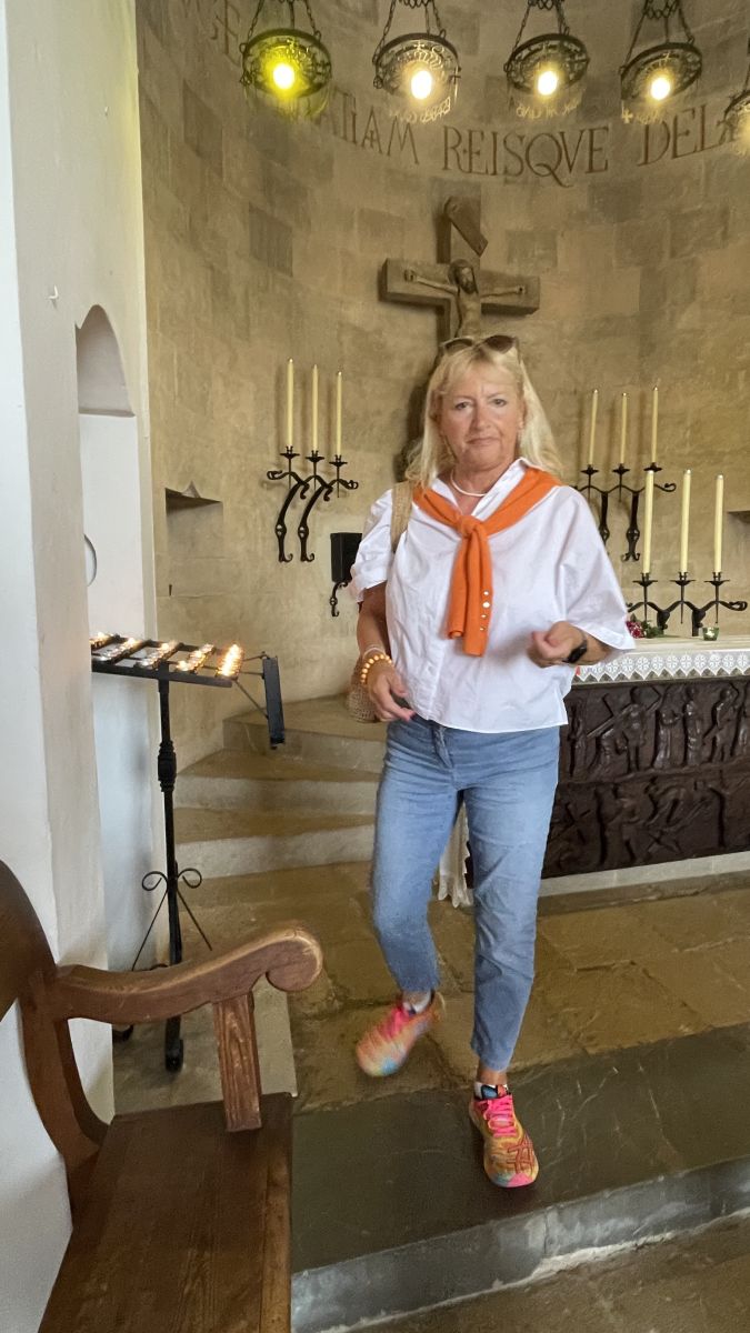 Claudia in der historischen Kirche auf dem Kalvarienberg in Pollença.