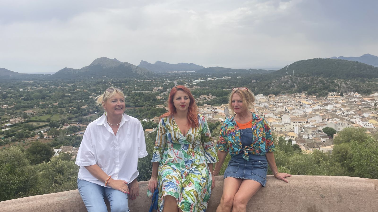 Claudia, Illona und Ramona am Aussichtspunkt des Kalvarienbergs über Pollença.