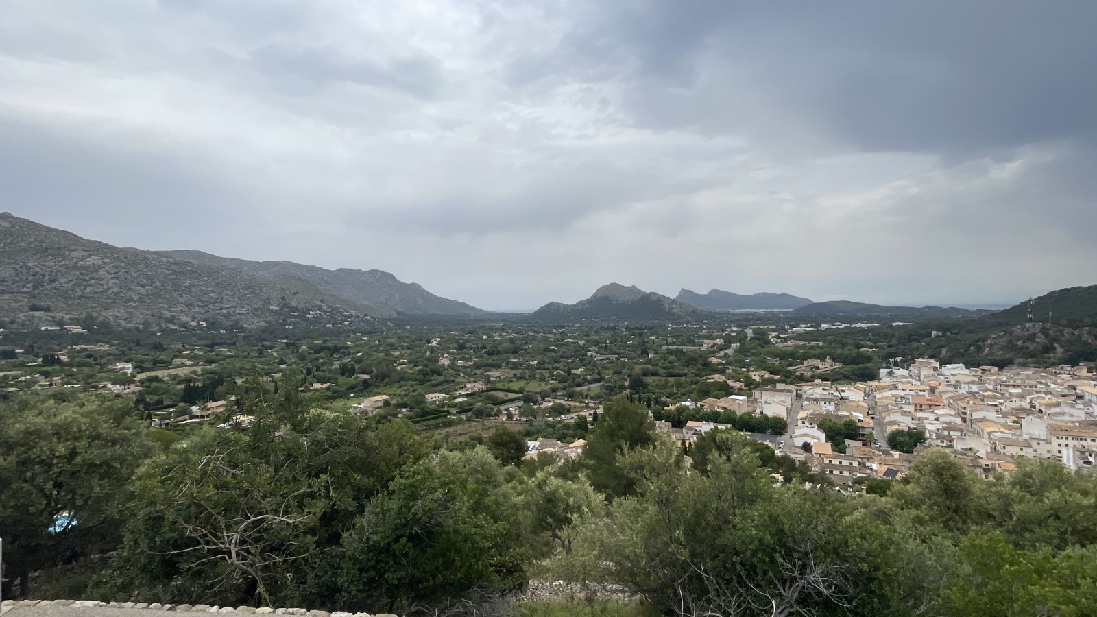 Blick vom Kalvarienberg auf das Städtchen Pollença auf Mallorca.