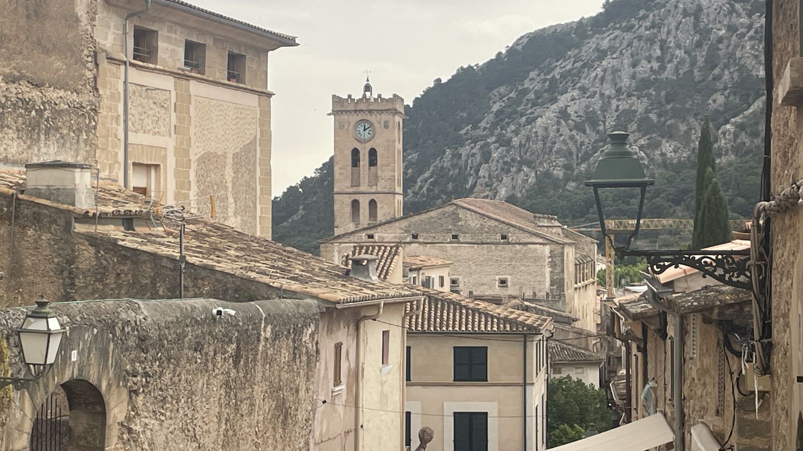 Alt-Text: Aussicht auf die Kirche Nostra Senyora dels Àngels im Zentrum von Pollença.